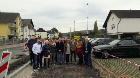 SPD-Fraktions- und Ortsvereinsmitglieder informieren sich über die aktuelle Baumaßnahme.