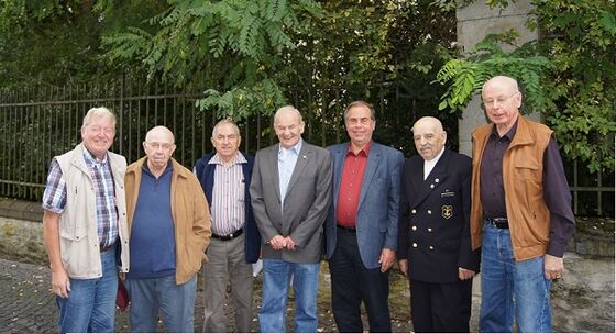 Die gewählten Vorstandsmitglieder treten zum Gruppenfoto zusammen.